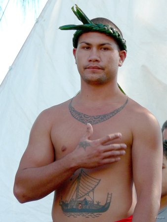 91- Un participant tatoue concentre 